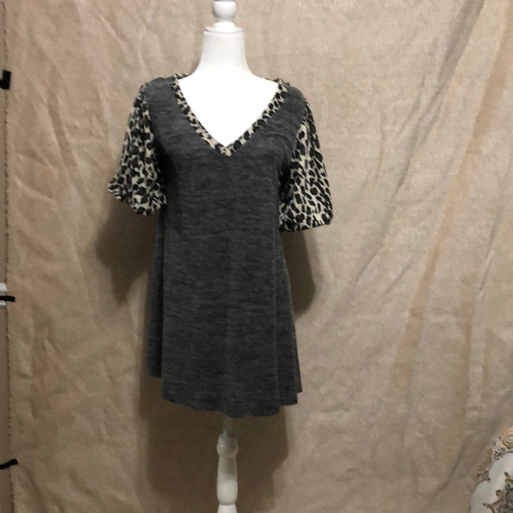 Gray tunic with animal print short sleeves